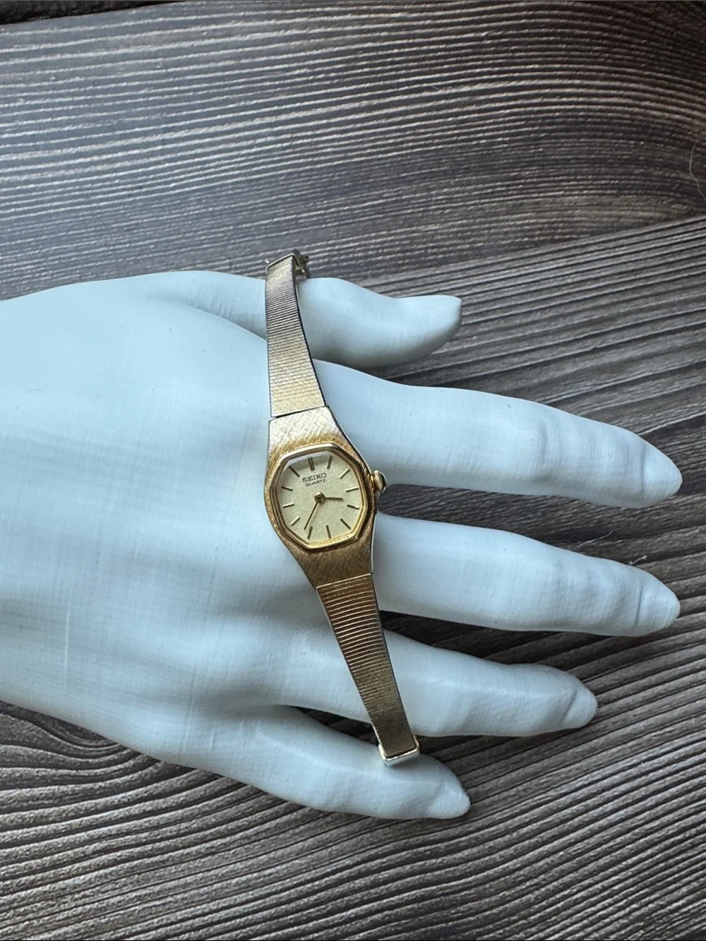 Vintage Seiko Quartz Gold Tone Ladies Watch Octagon Case Textured Bracelet Runs
